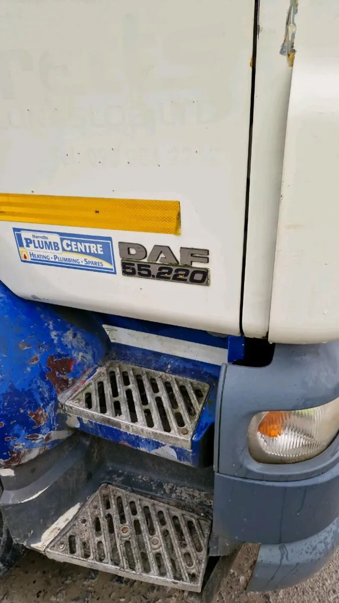 Daf LF 55.230 flatbed truck with hiab - Image 2