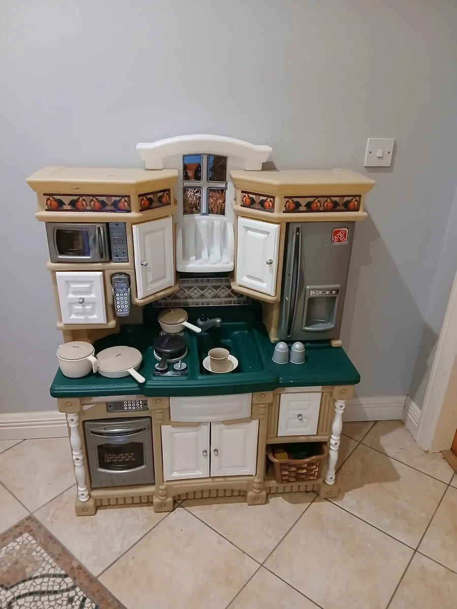 Bike, skates and kids kitchen - Image 1