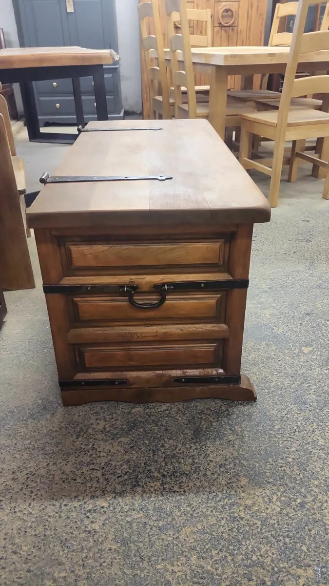 Large early 1900s solid oak trunk - Image 4