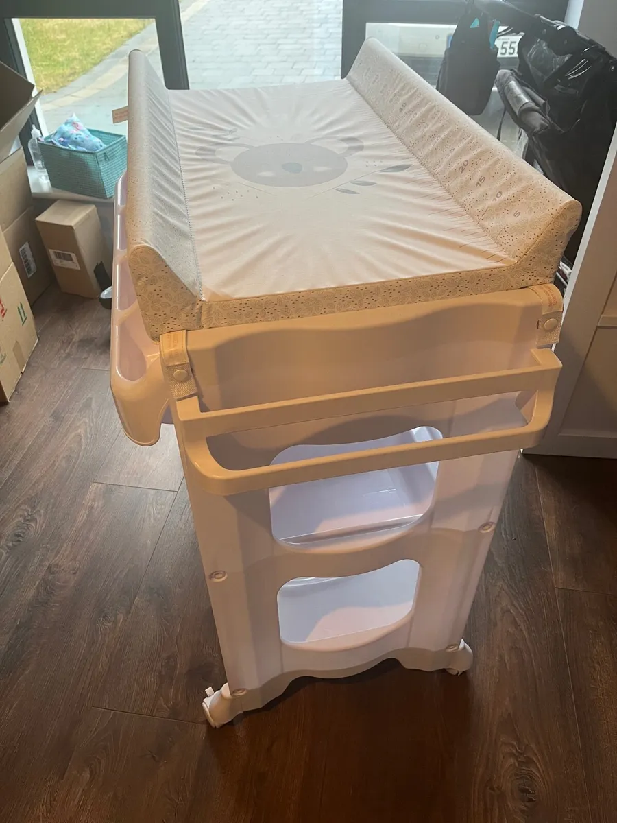 Changing unit with bath - Image 2