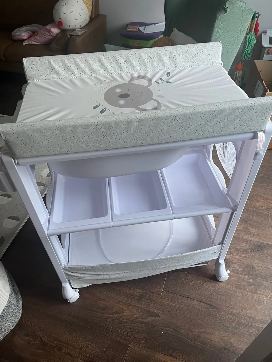 Changing unit with bath - Image 1