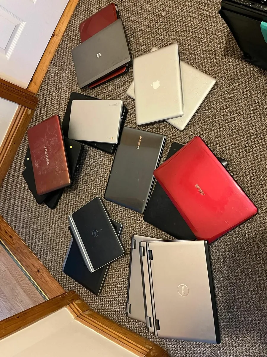 JOBLOT of 40 laptops for parts or repair - Image 1