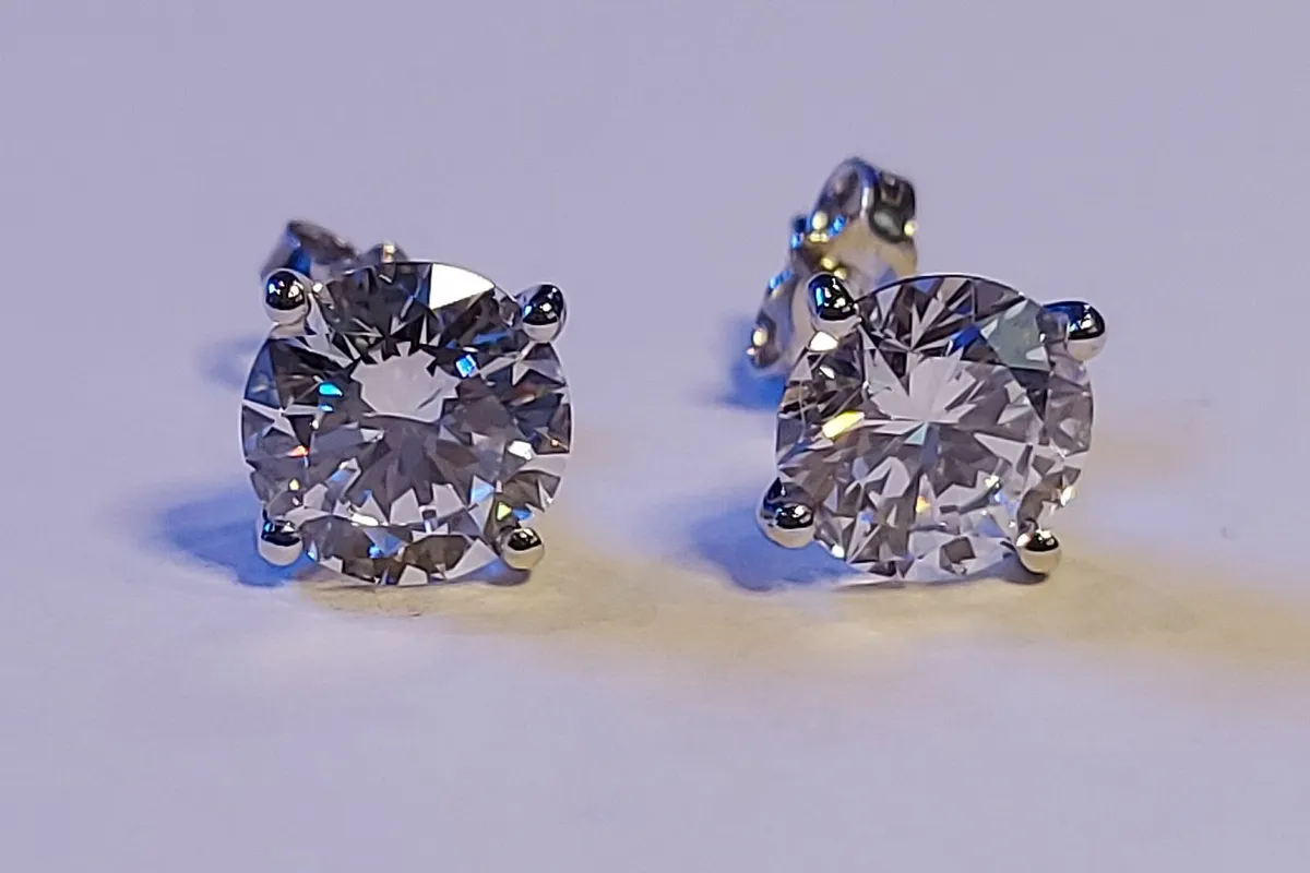 18k Gold earring 4ct Lab-Grown Diamonds IGI cert - Image 1