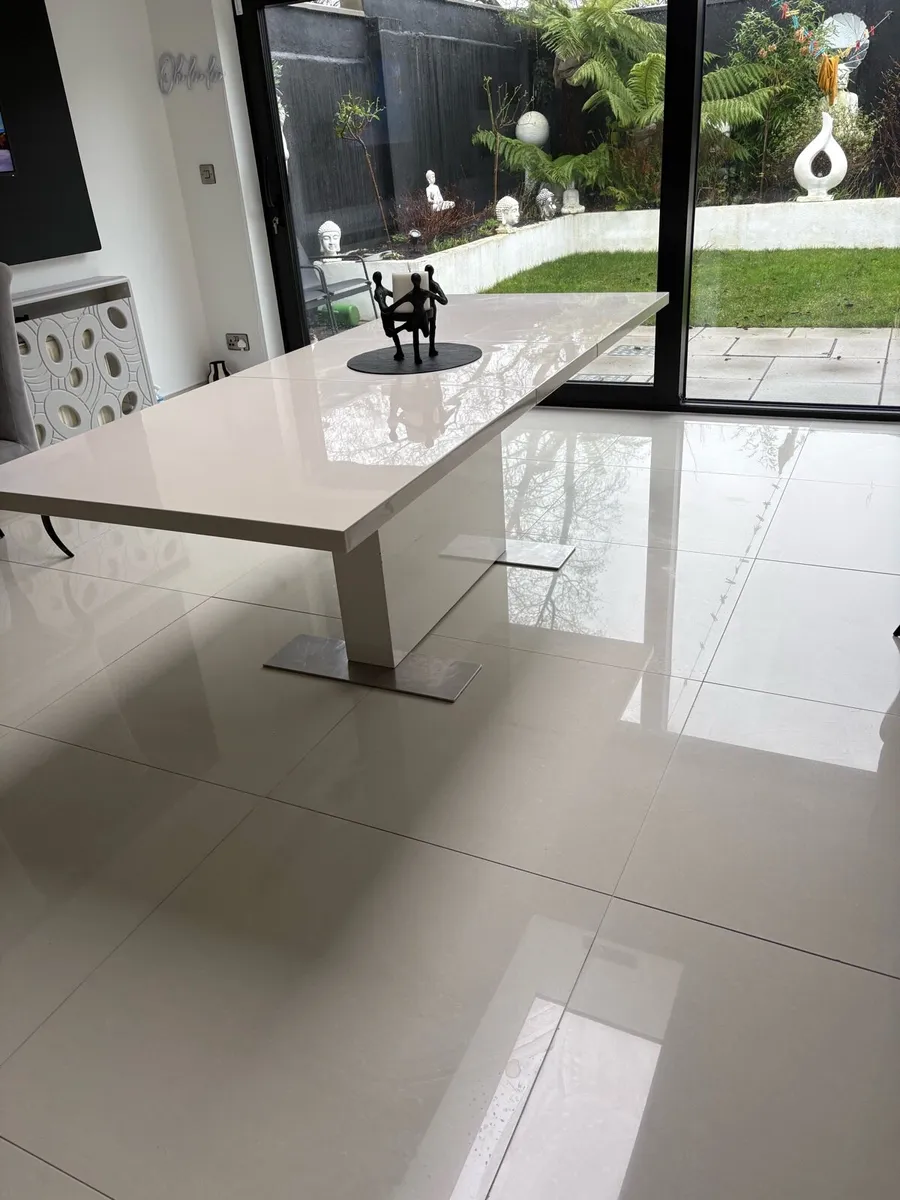 Dinning room table - Image 1