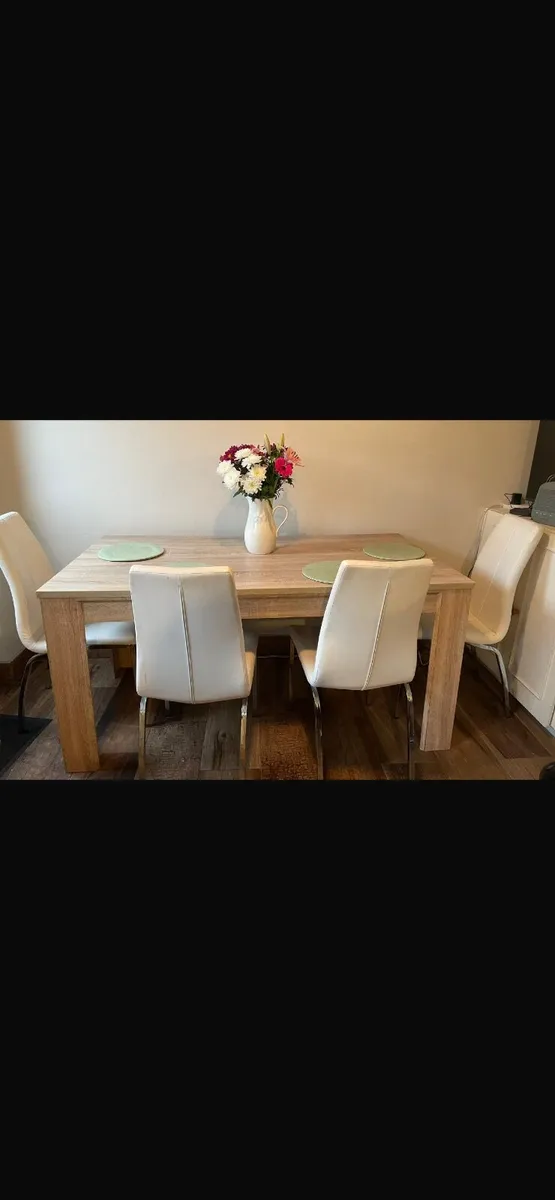 Table and chairs - Image 1