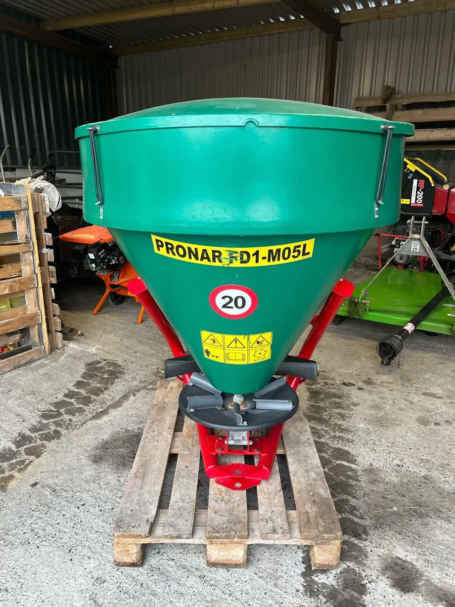 Fertilizer spreader - Image 1