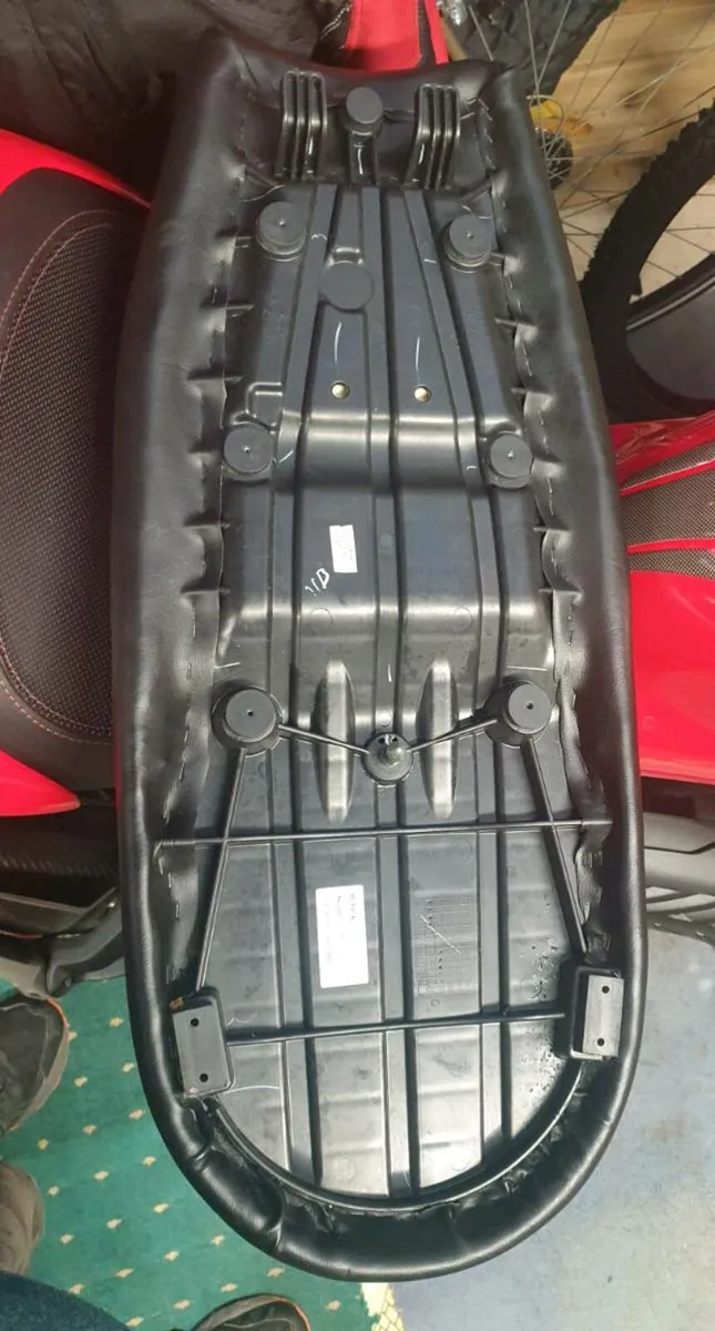 Royal Enfield Interceptor 650 custom leather seat - Image 4