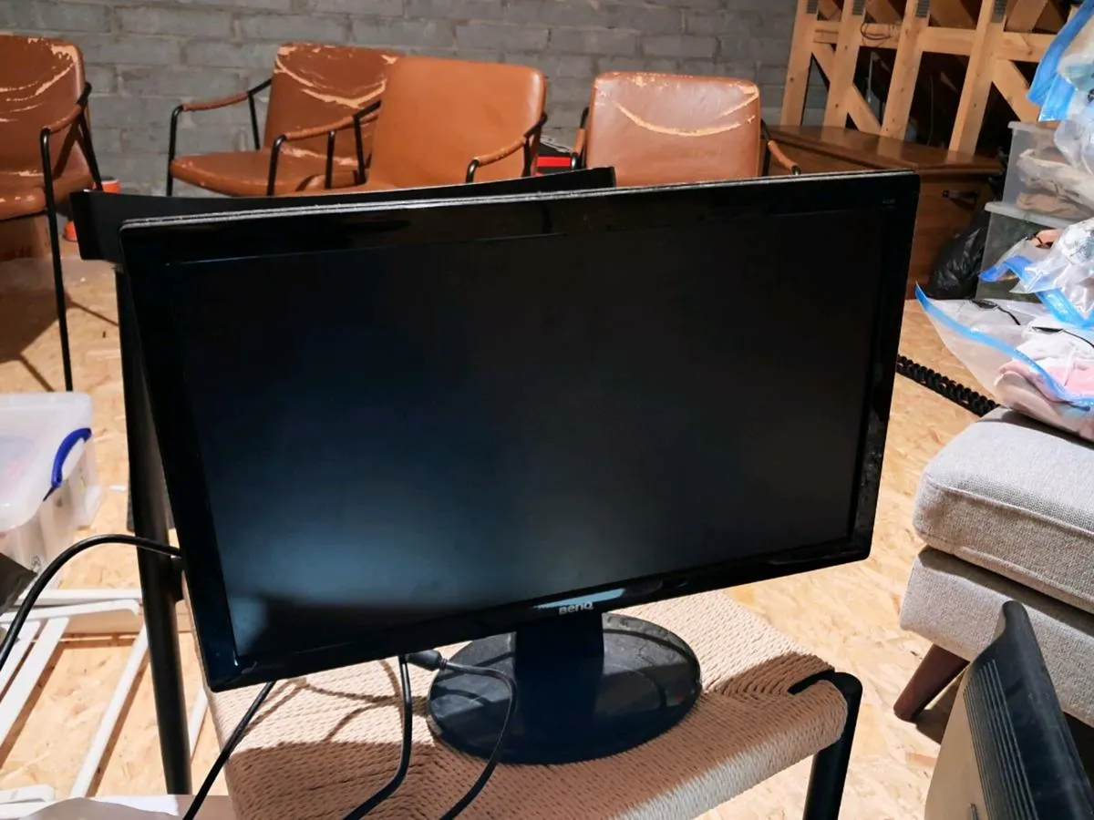 2 computer monitors - Image 1