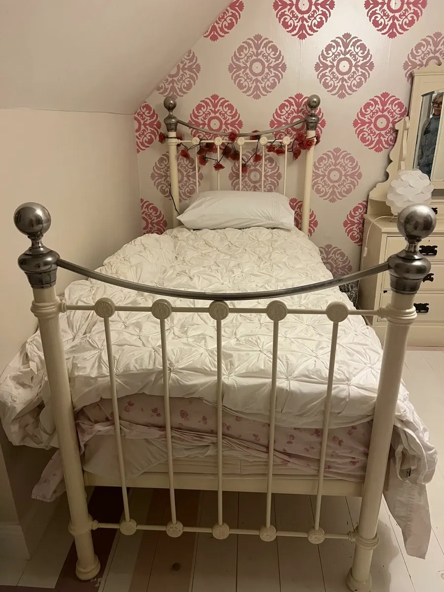 Single bed - Image 1