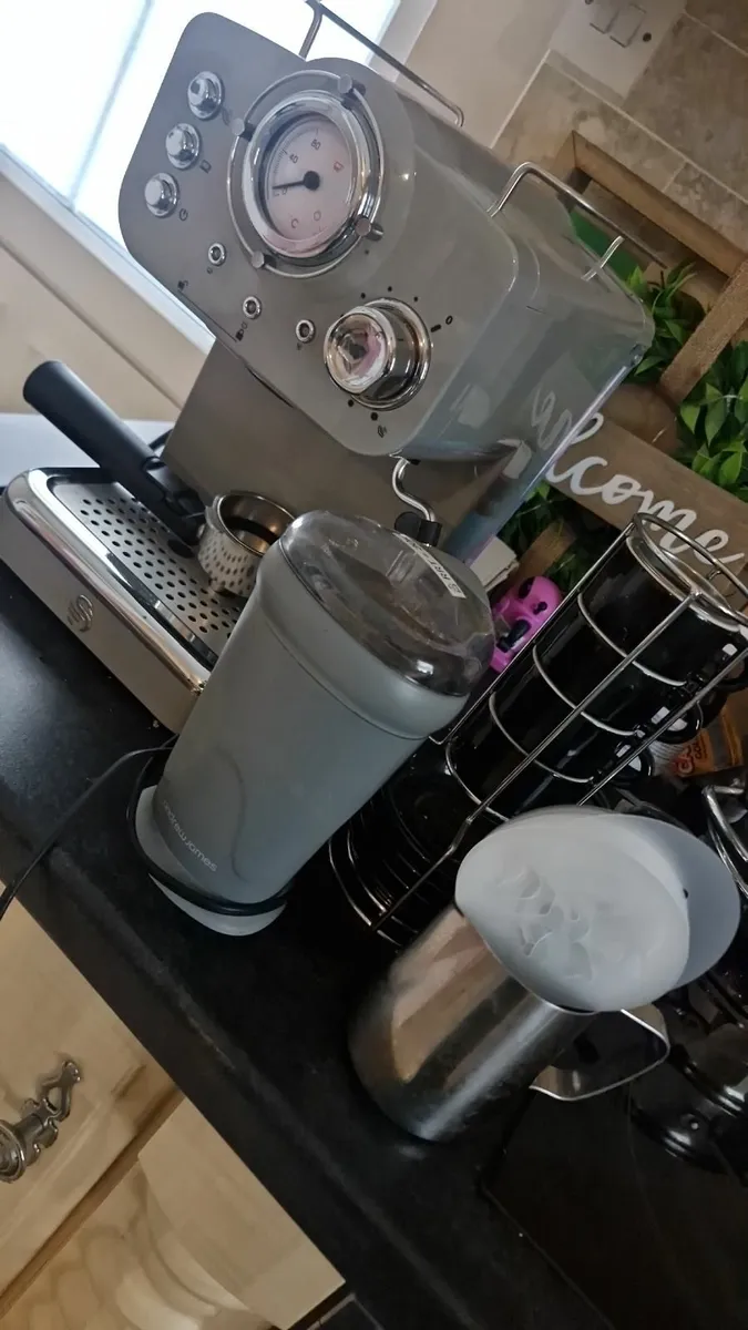 Coffee machine & accessories - Image 1