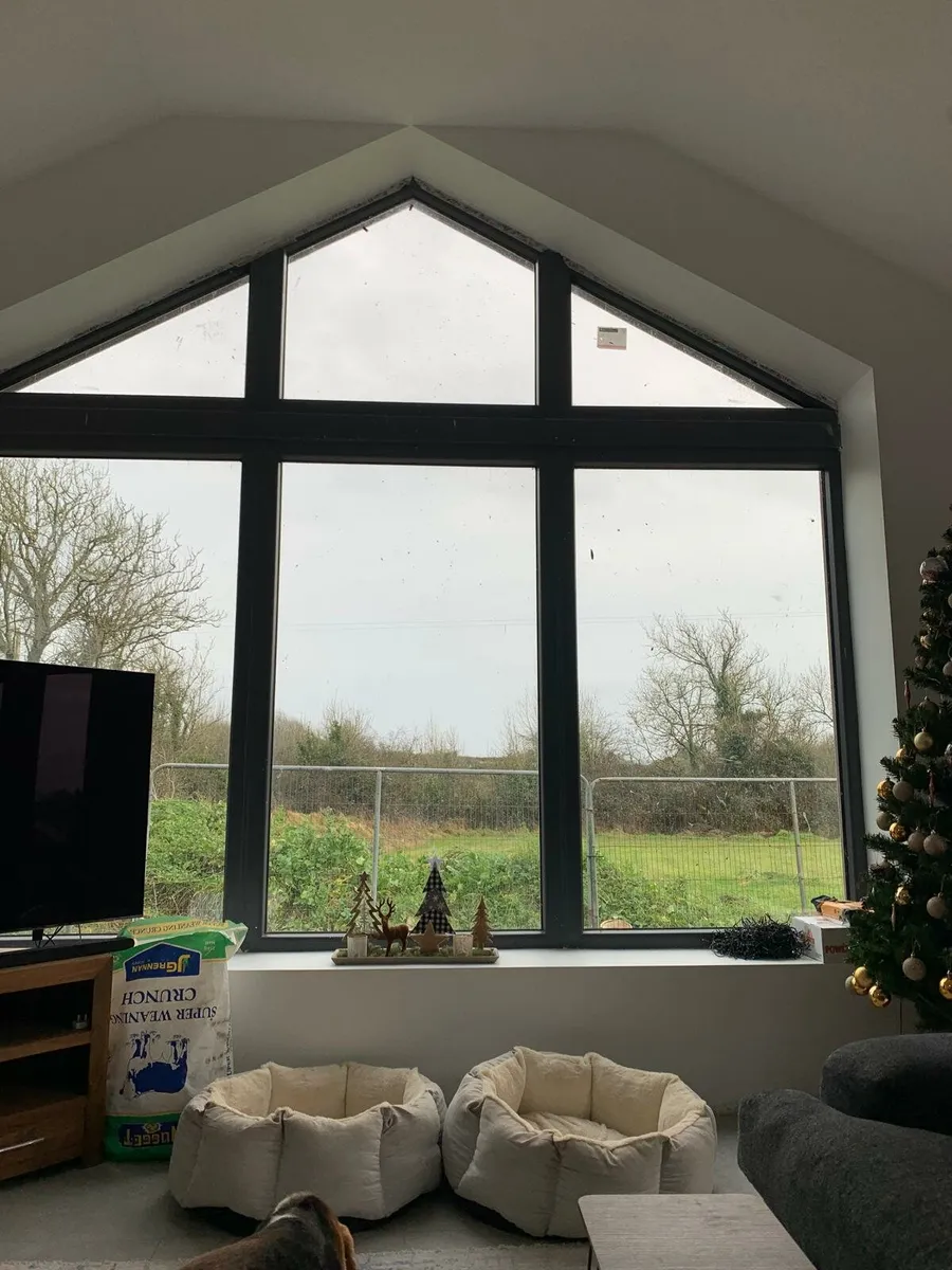3 large bay Windows - Image 1