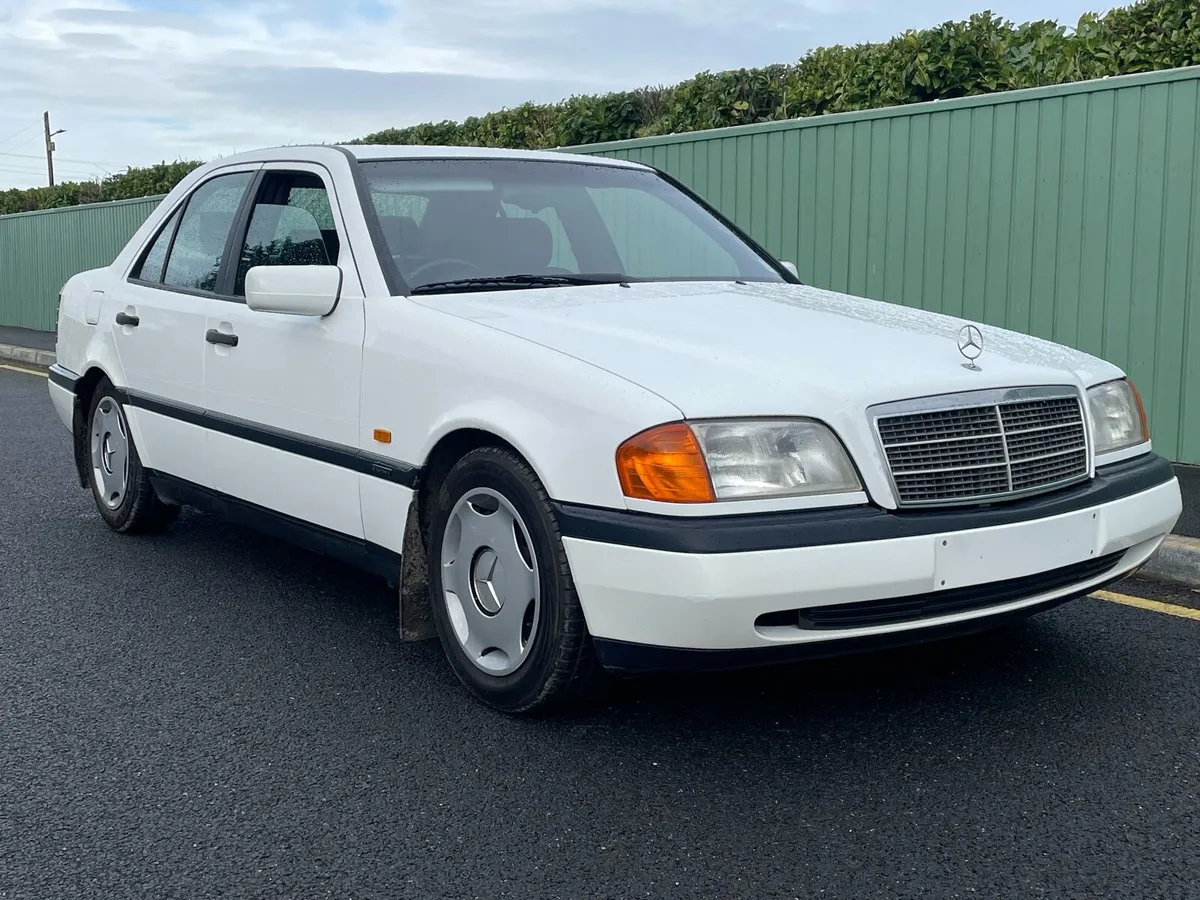 Vintage Mercedes 1995 - Image 3