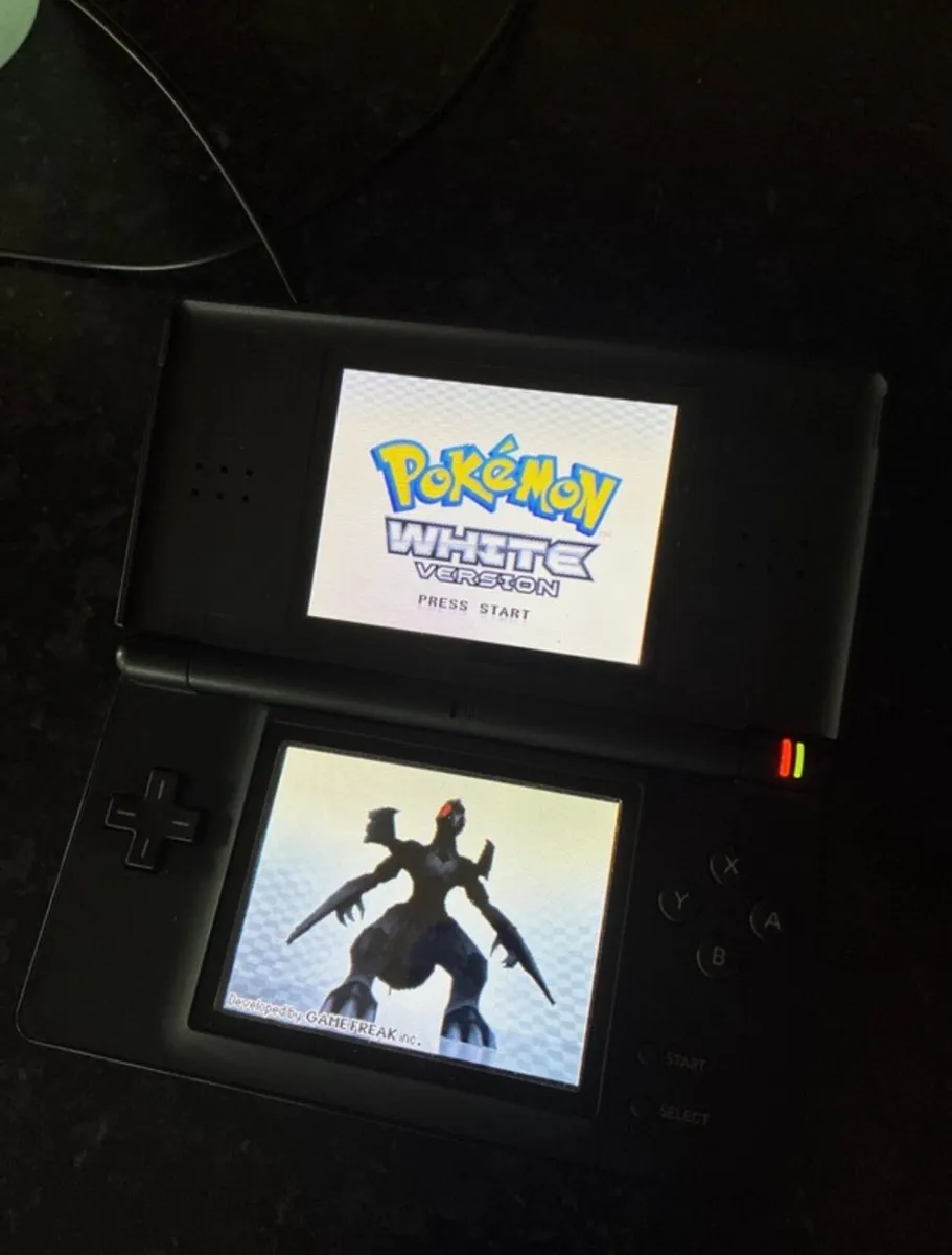 Pokemon white version Nintendo DS + original box - Image 3