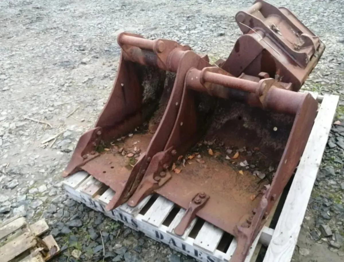 Selection of digger buckets - Image 3