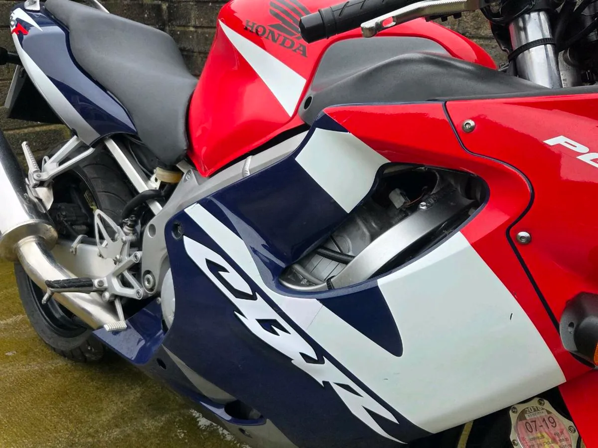 Honda CBR 600 F4i (1 owner from new) - Image 4