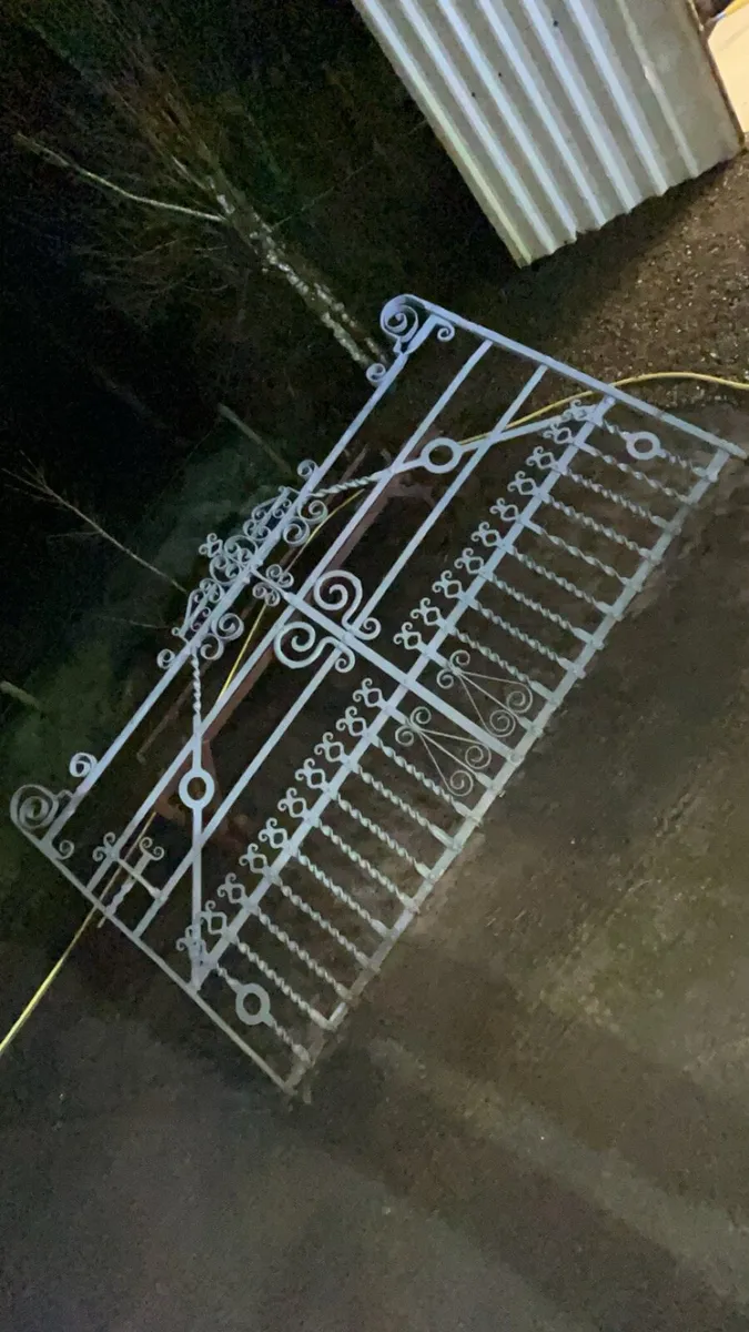 Forged scroll gate - Image 2