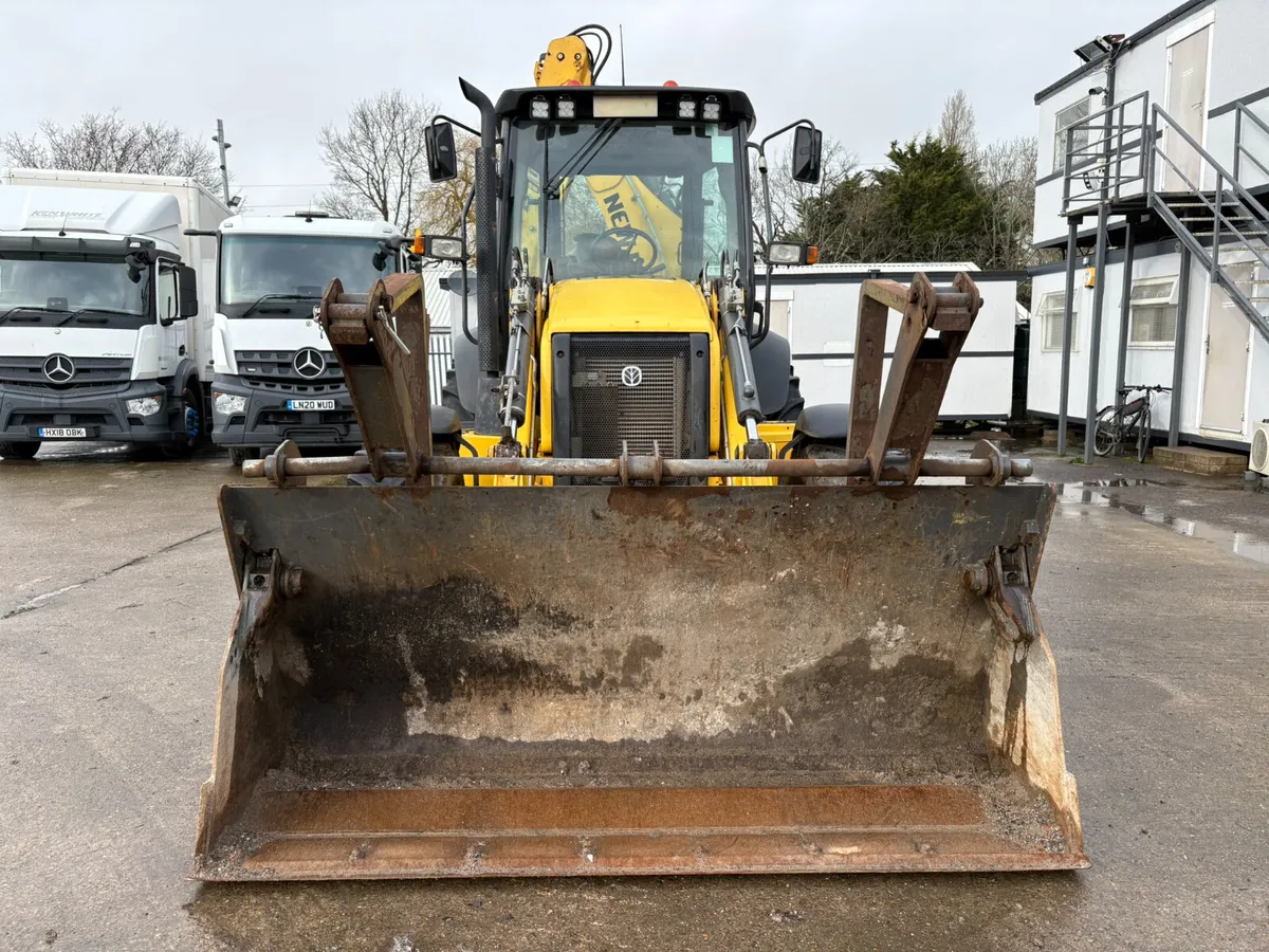 NEW HOLLAND B100C 2021 ONE OWNER - Image 4
