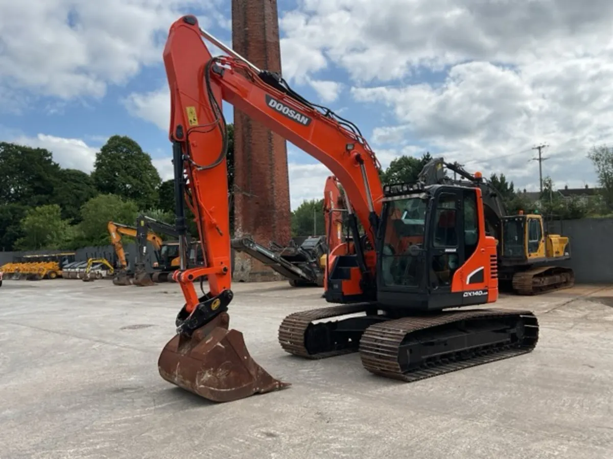 2017 Doosan DX140LCR-5 - Image 2