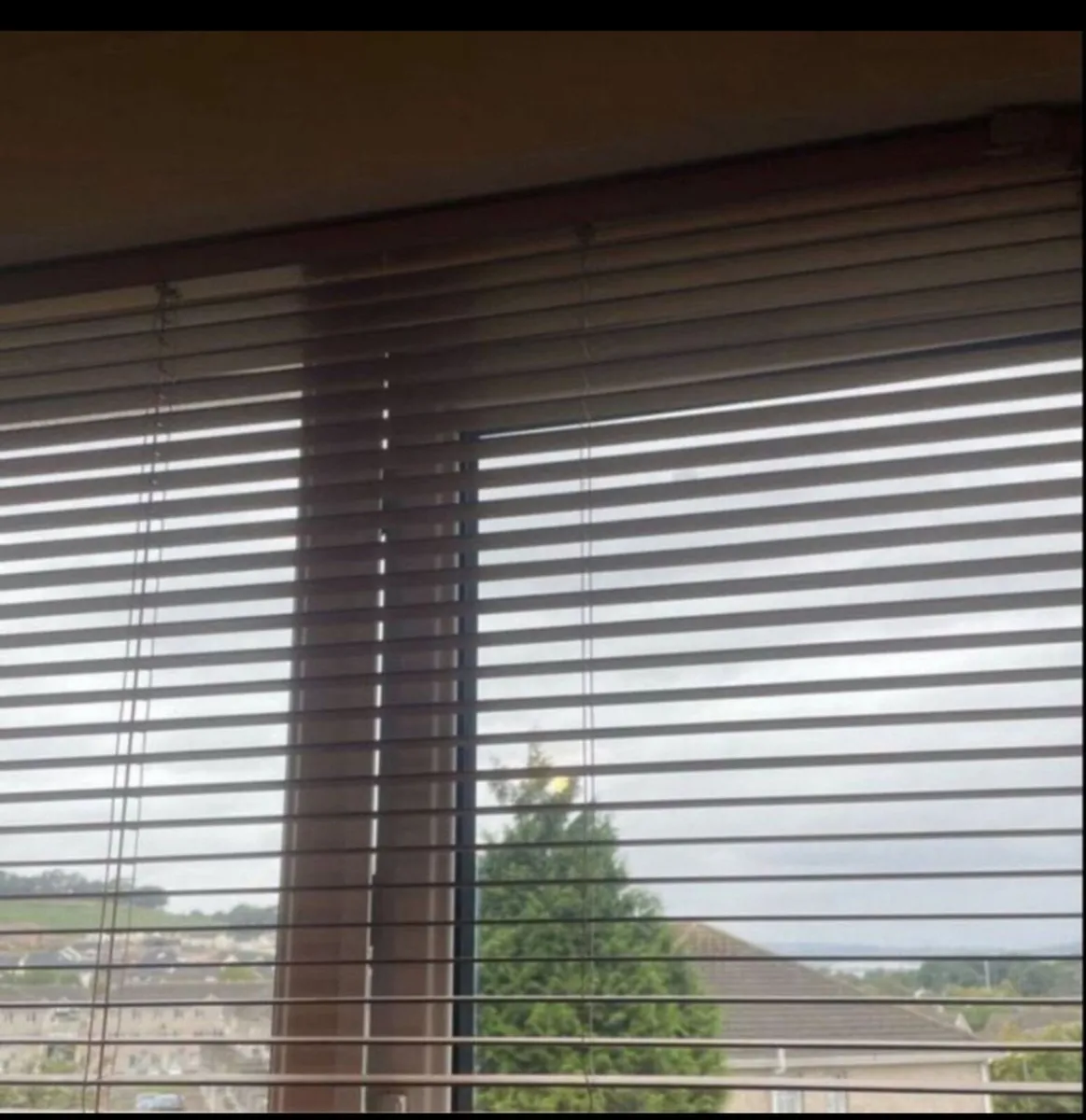 3 wooden windows blinds curtains - Image 1