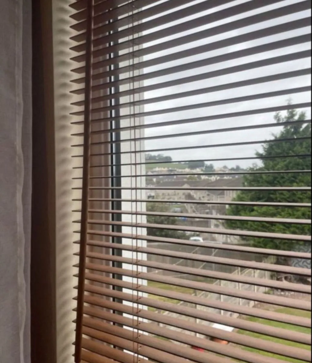3 wooden windows blinds curtains - Image 4