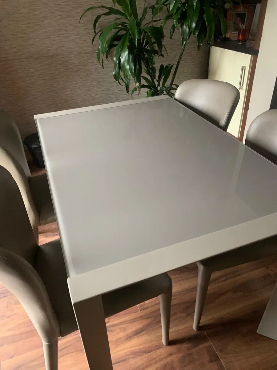 Kitchen table and 4 leather chairs - Image 3