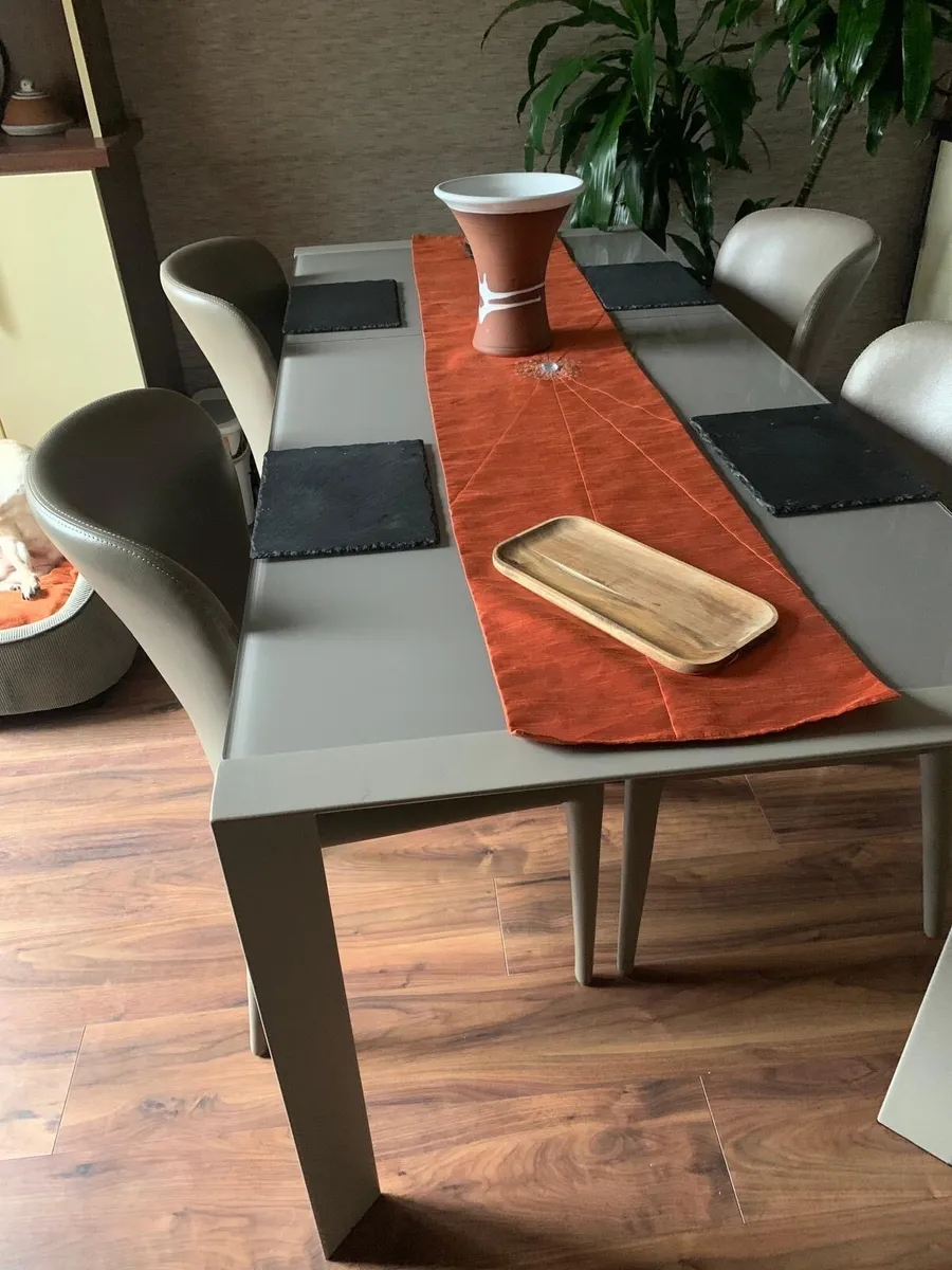 Kitchen table and 4 leather chairs - Image 4