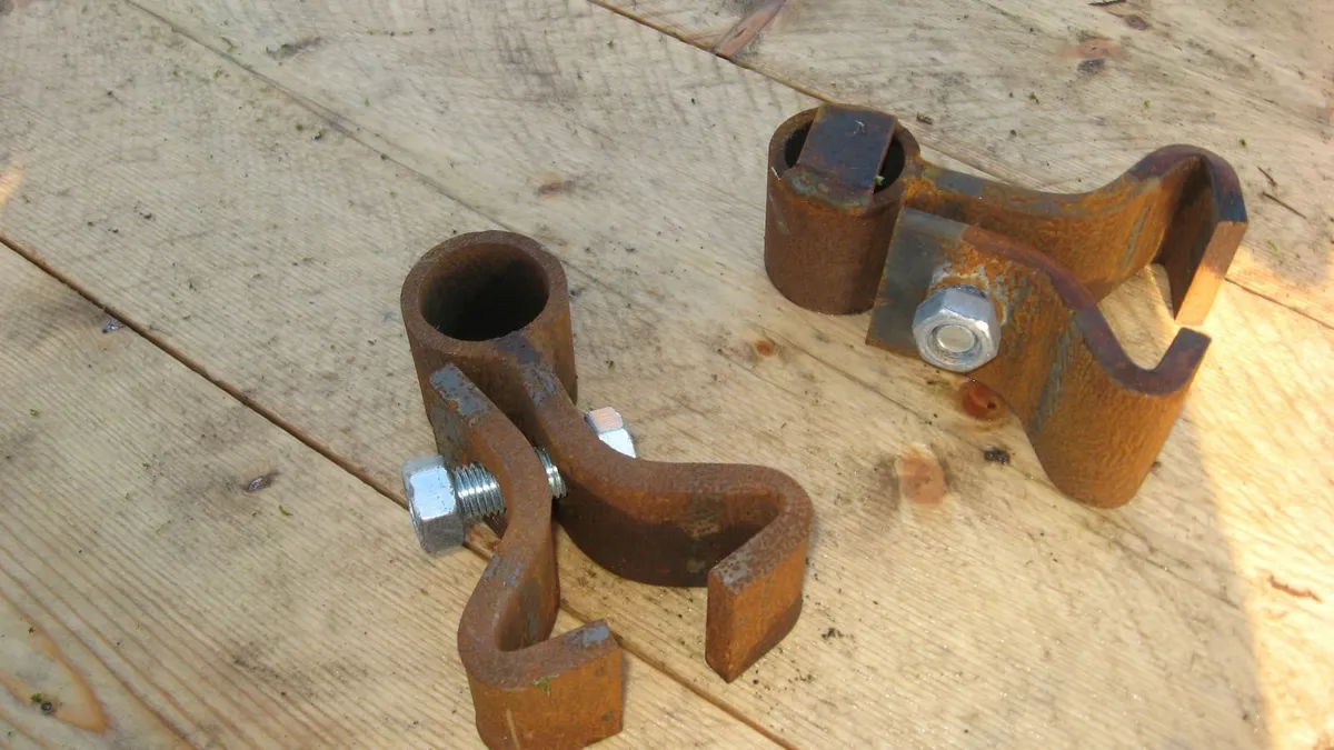 Gate hangers heavy duty c/w 16 mm bolt. - Image 1