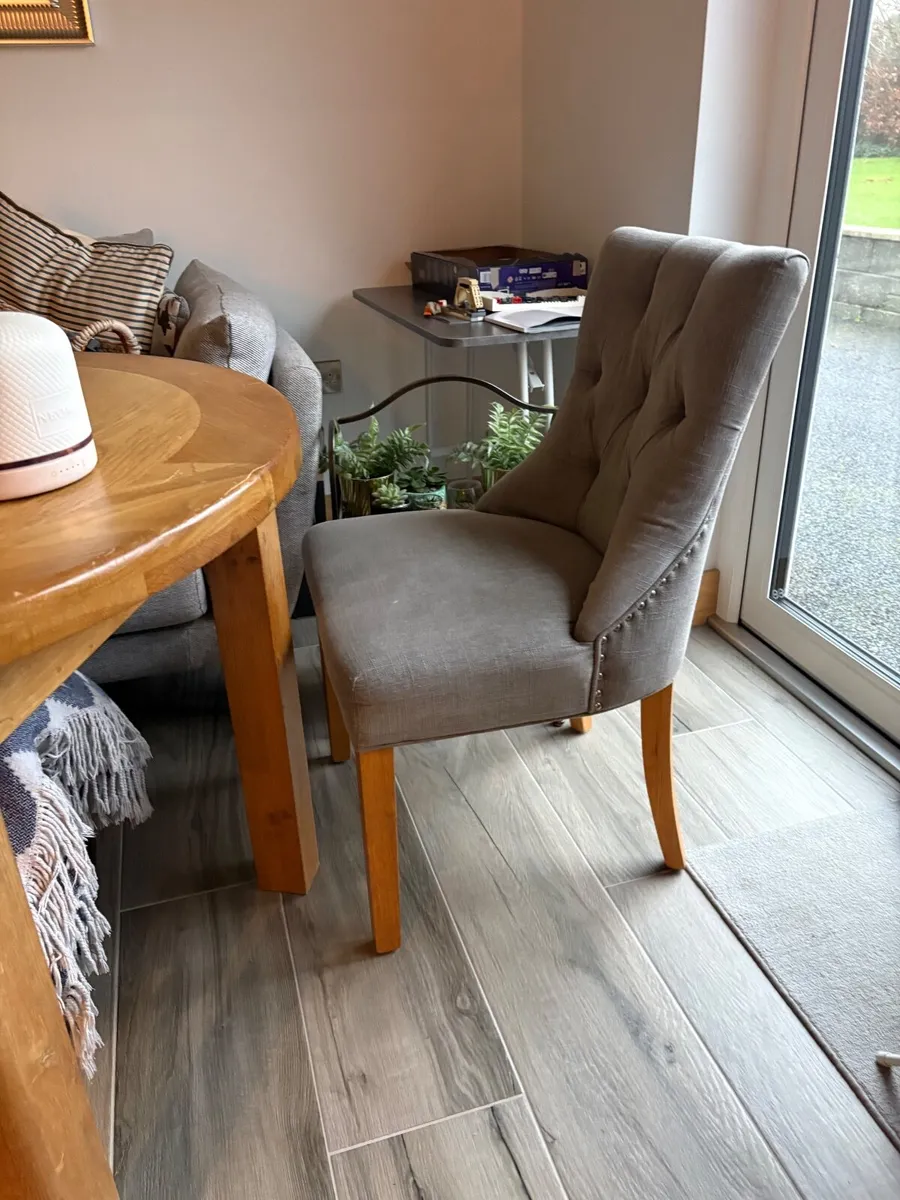 Table and chairs - Image 1