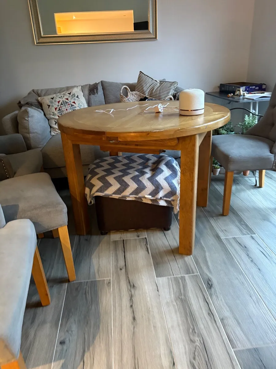 Table and chairs - Image 2