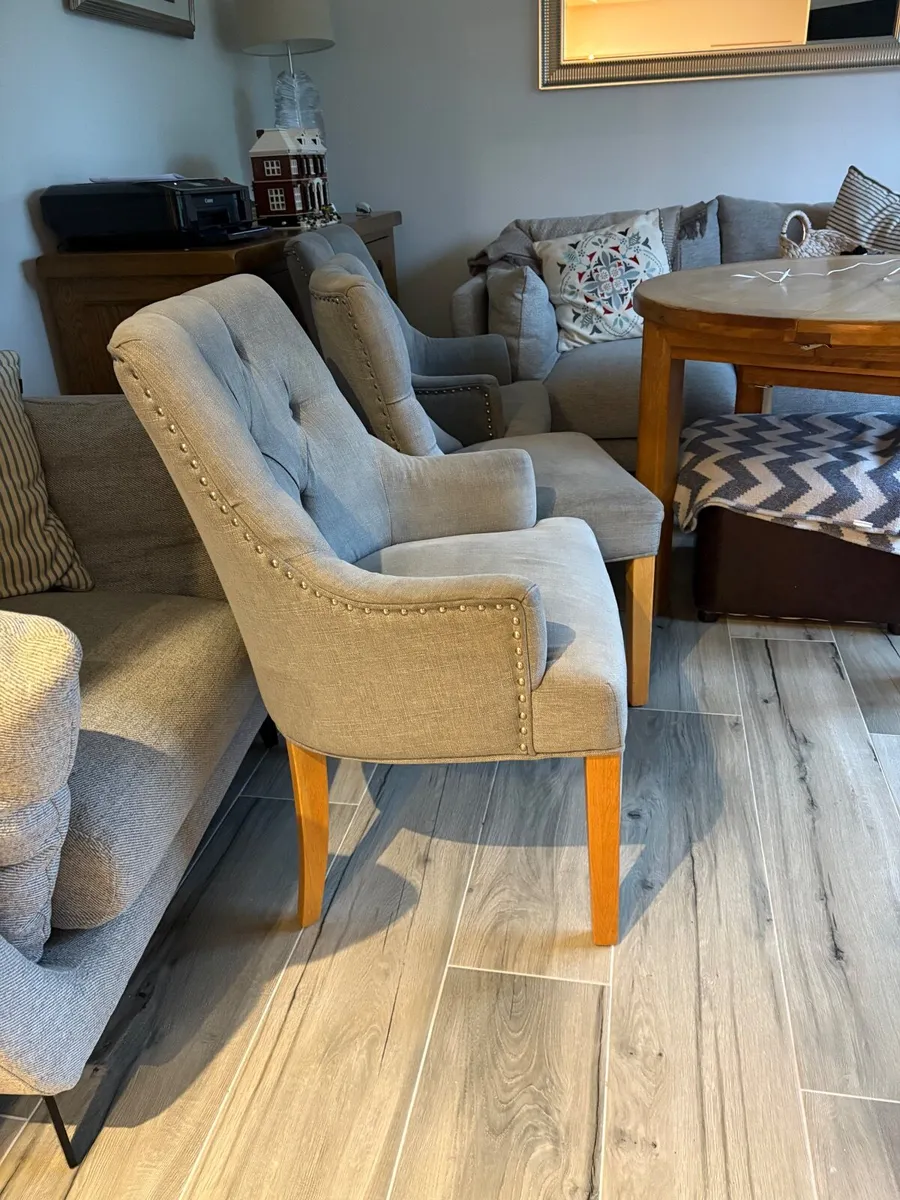 Table and chairs - Image 3