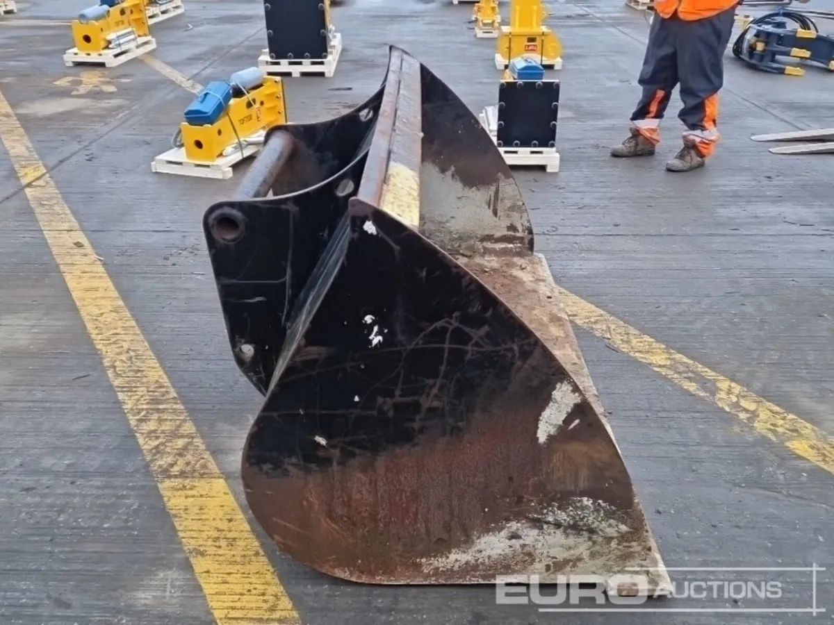 74" Loading Bucket to suit Manitou Telehandler - Image 4