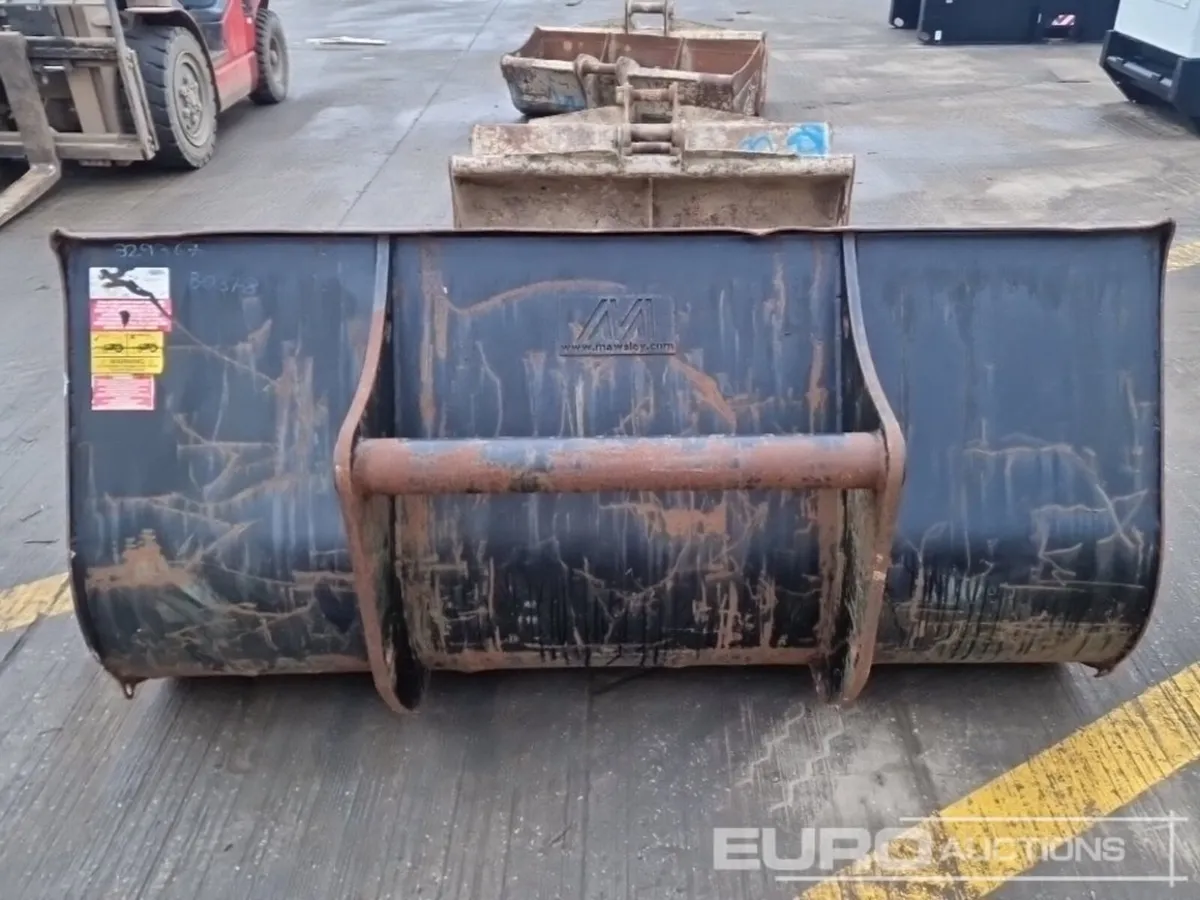 74" Loading Bucket to suit Manitou Telehandler - Image 3