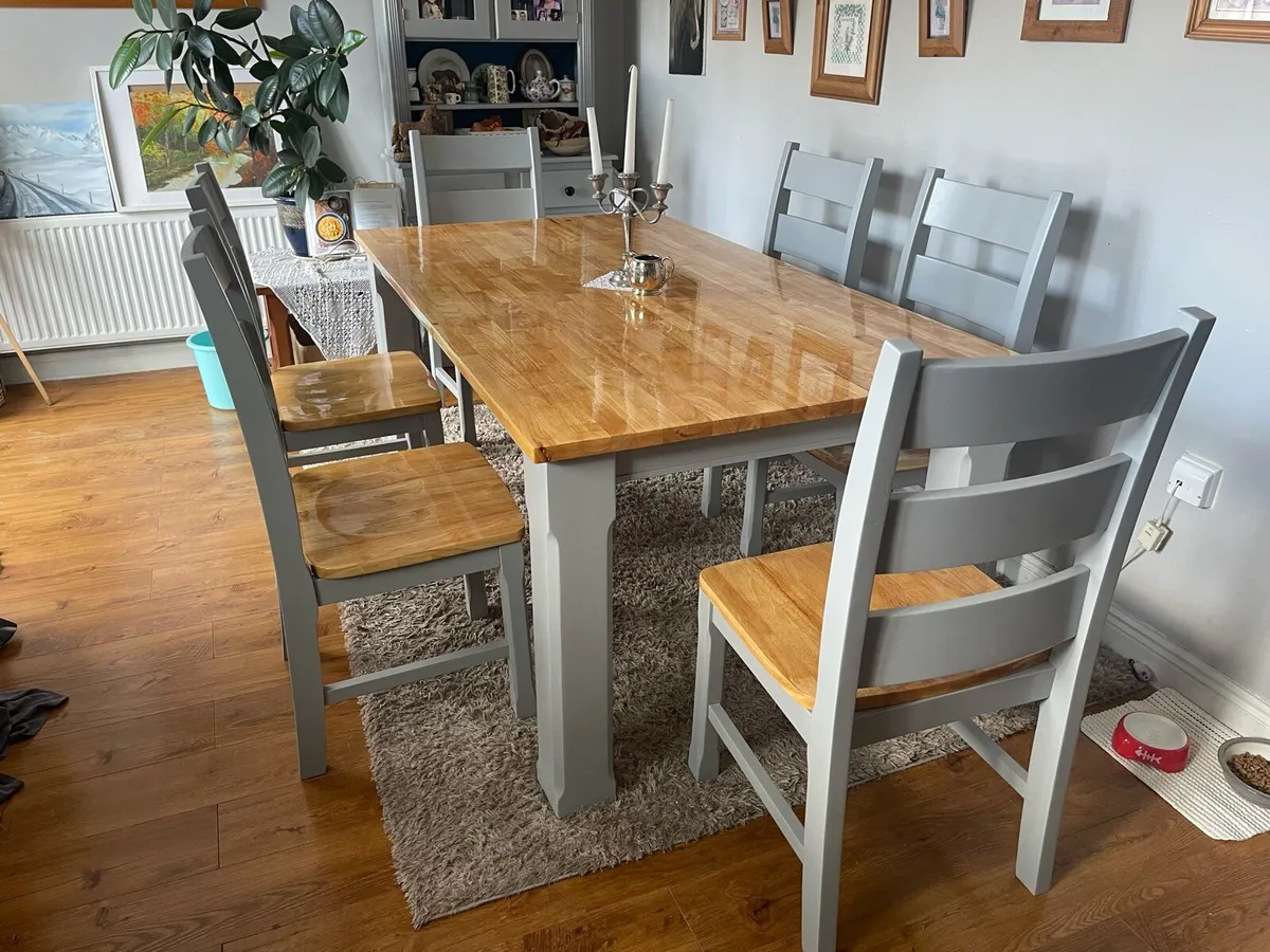 Table and chairs - Image 1