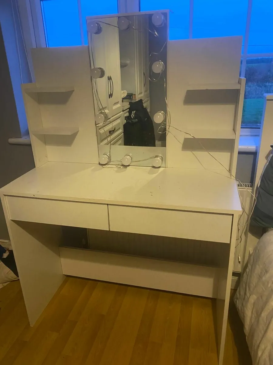 Dressing table - Image 1