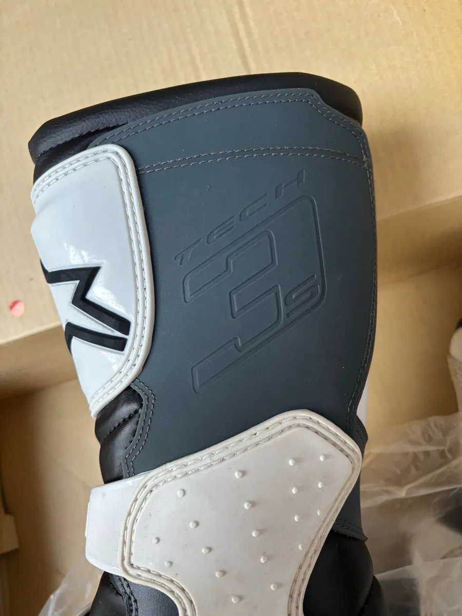 Motocross boots and clothing - Image 3