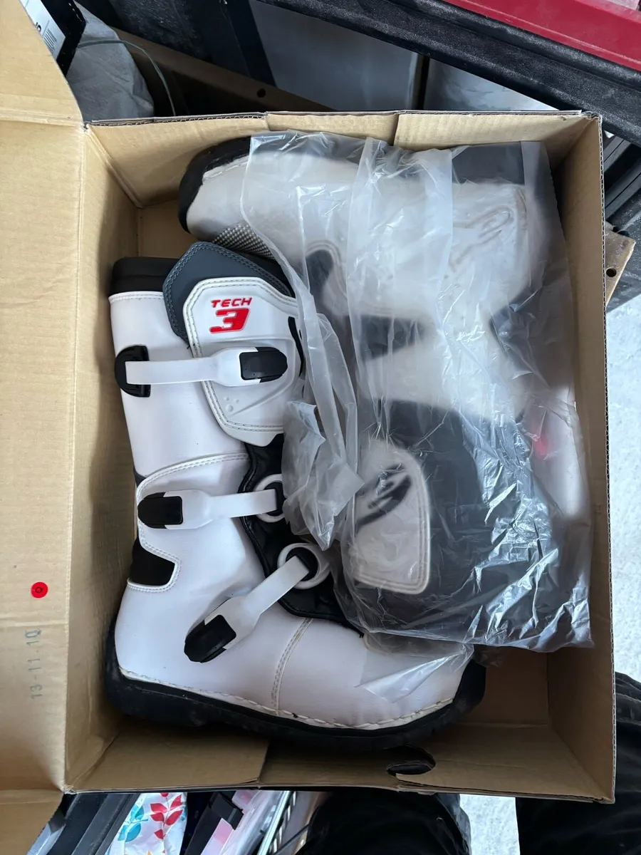 Motocross boots and clothing - Image 4