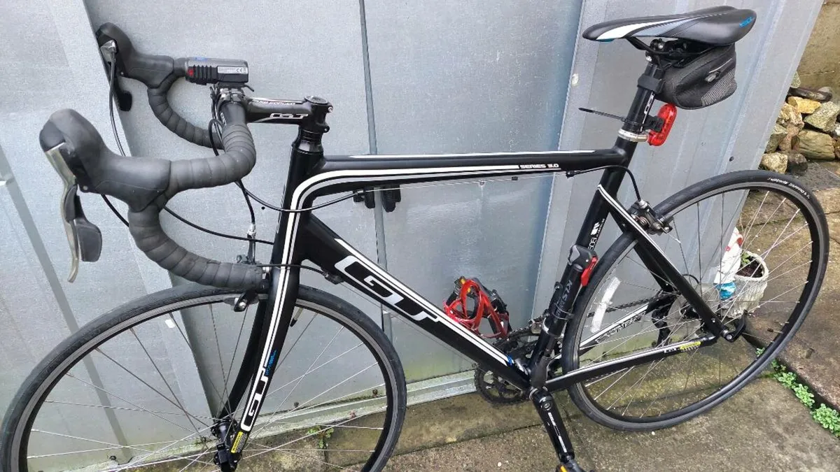GT 3 SERIES ROAD BIKE LARGE PRISTINE CONDITION - Image 2