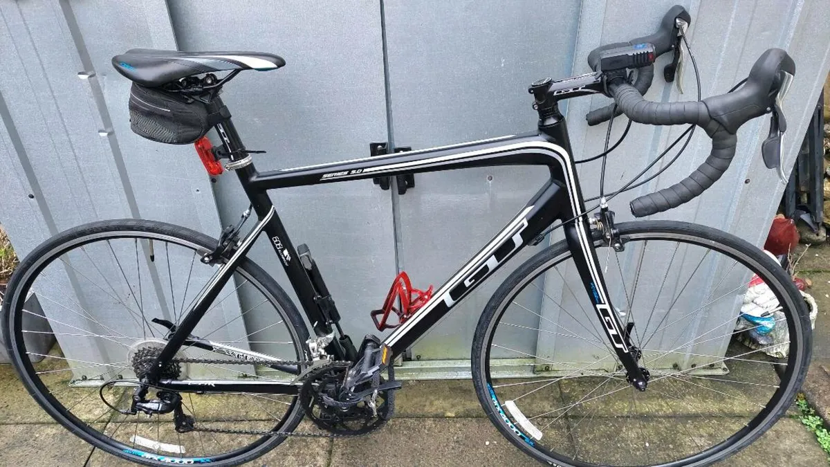GT 3 SERIES ROAD BIKE LARGE PRISTINE CONDITION - Image 4