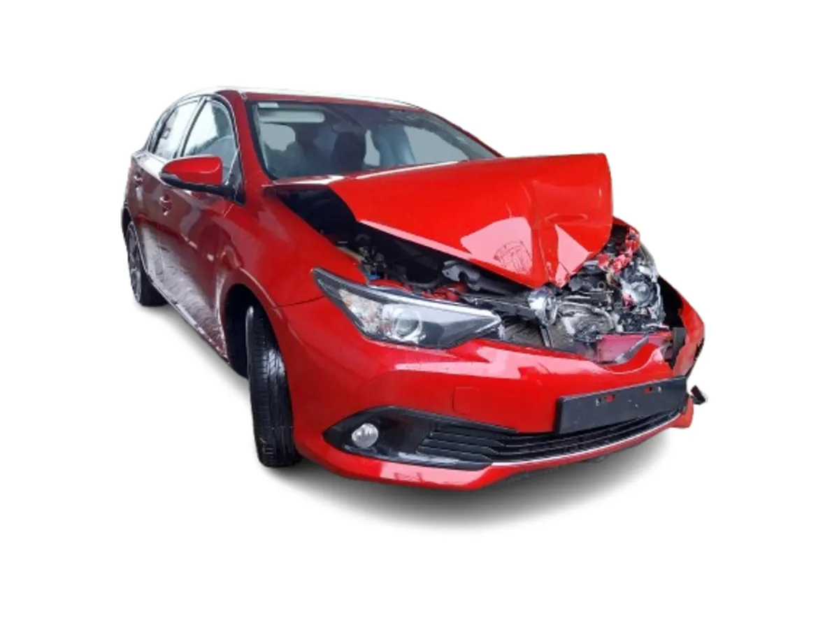 2015 TOYOTA AURIS For Breaking/Dismantling - Image 1