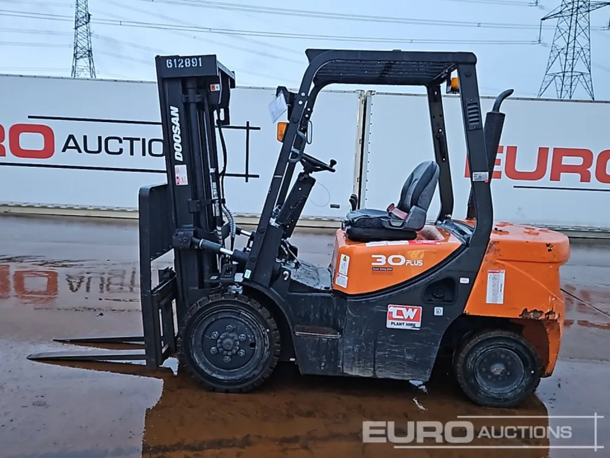 2020 Doosan D30GP - Image 2