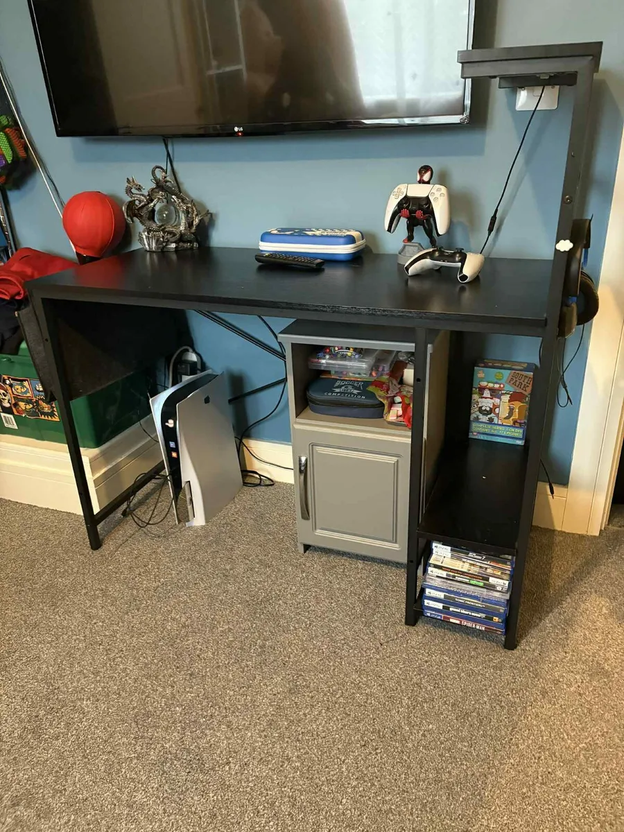 Gaming chair &. Desk - Image 2