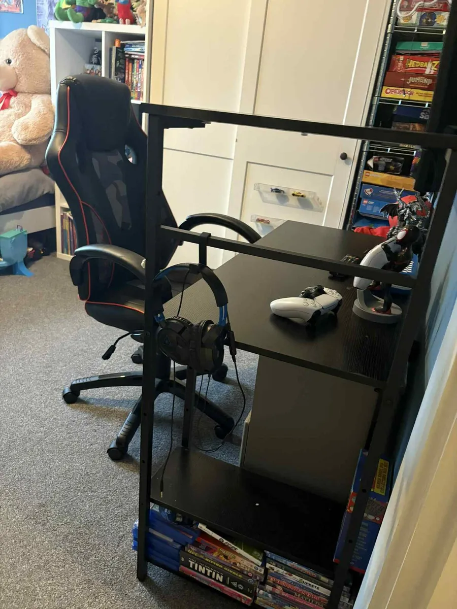 Gaming chair &. Desk - Image 3