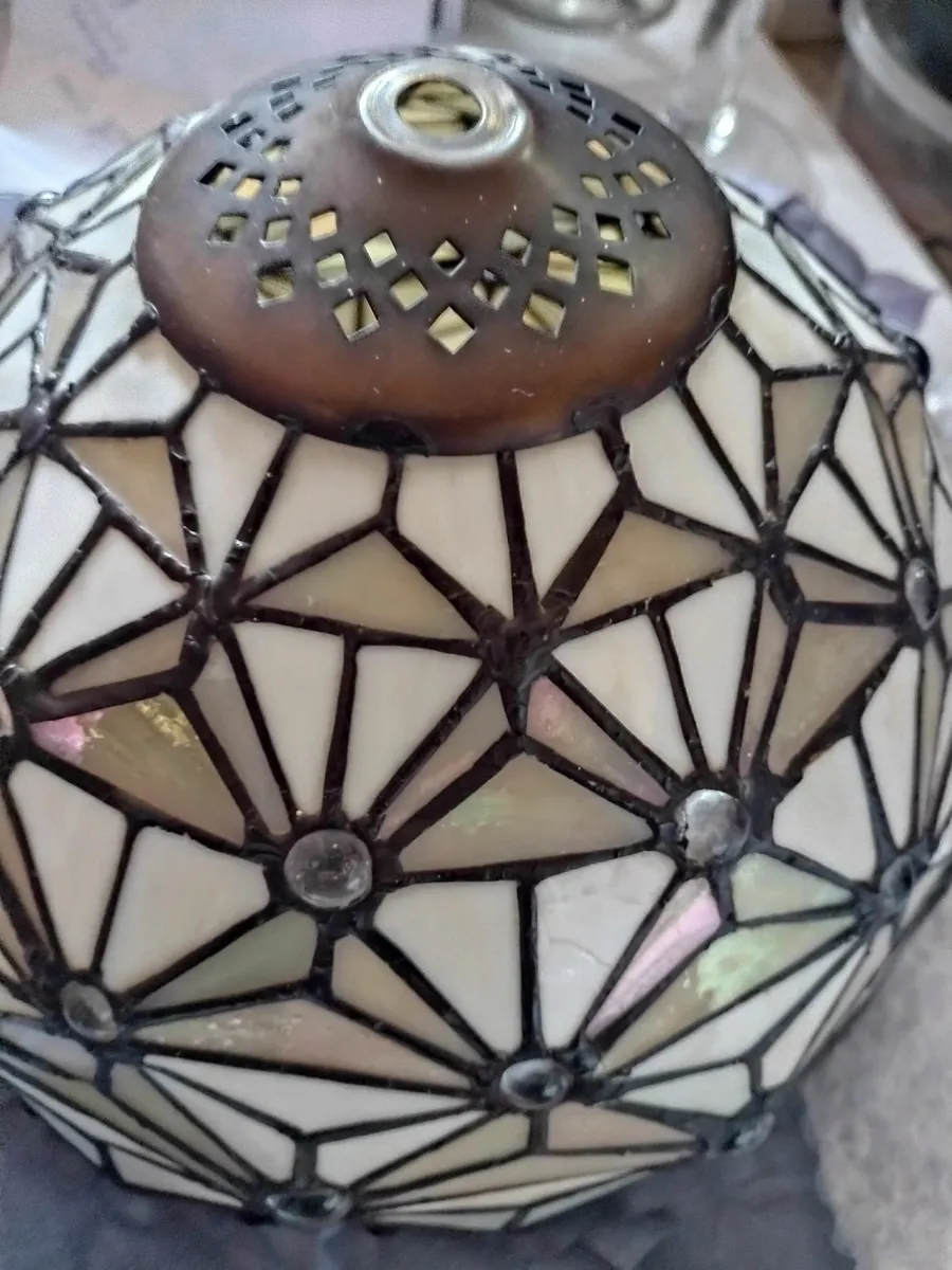 Beautiful Tiffany lamp shade - Image 2