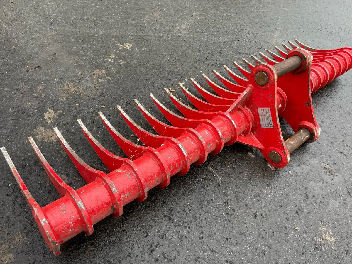 Heavy Duty Lawn Rake - Image 1