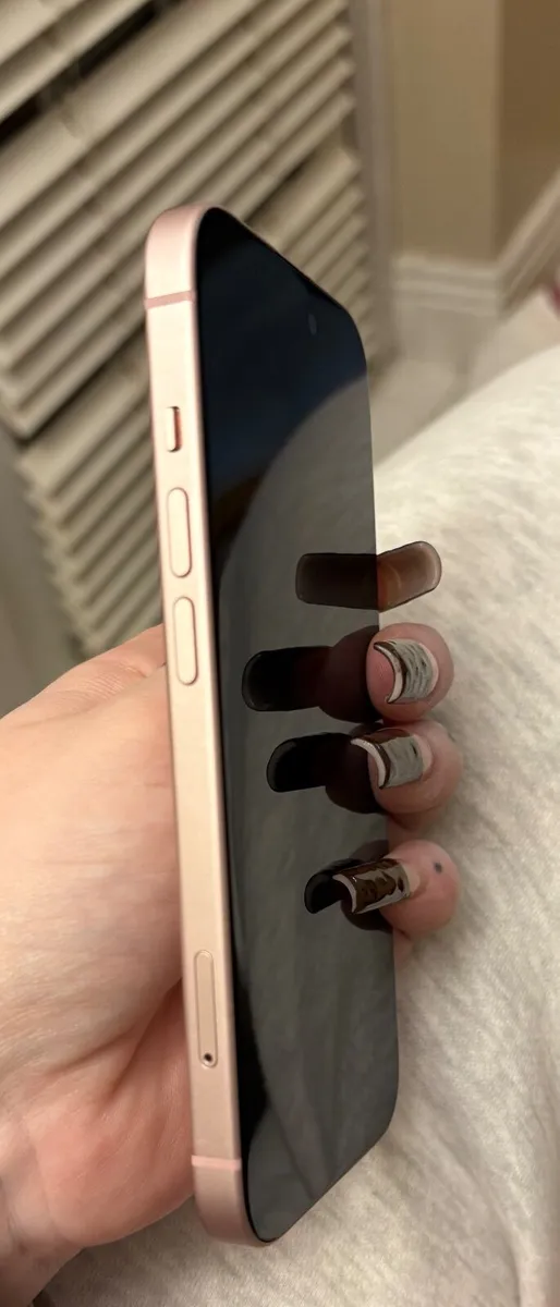 iPhone 15 - Image 2