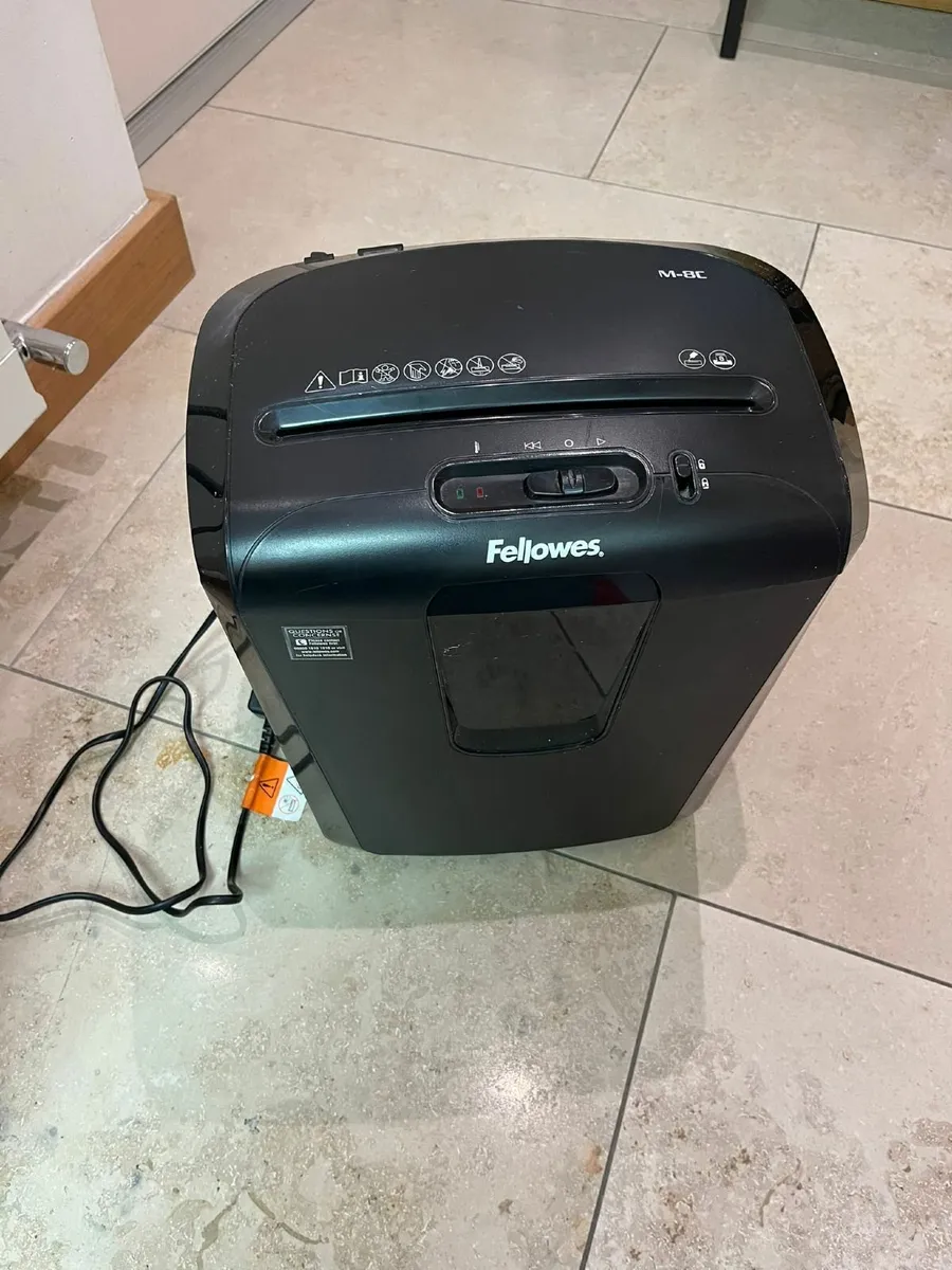 Fellowes M-8C Cross Cut Shredder / paper cutter - Image 1
