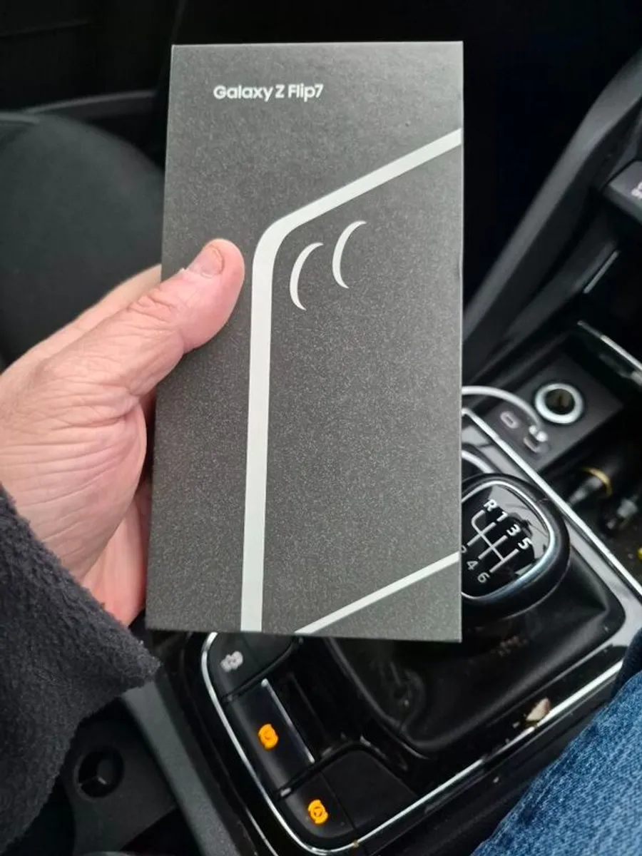 Samsung ZFlip 7 Blue 256gb 12gb Brand New 2 Year Samsung Warranty Open to Trade or Swap. - Image 1