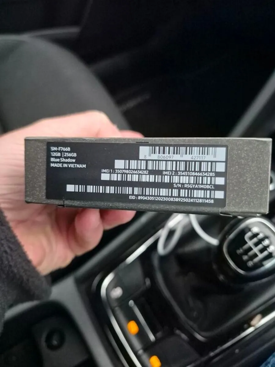 Samsung ZFlip 7 Blue 256gb 12gb Brand New 2 Year Samsung Warranty Open to Trade or Swap. - Image 2