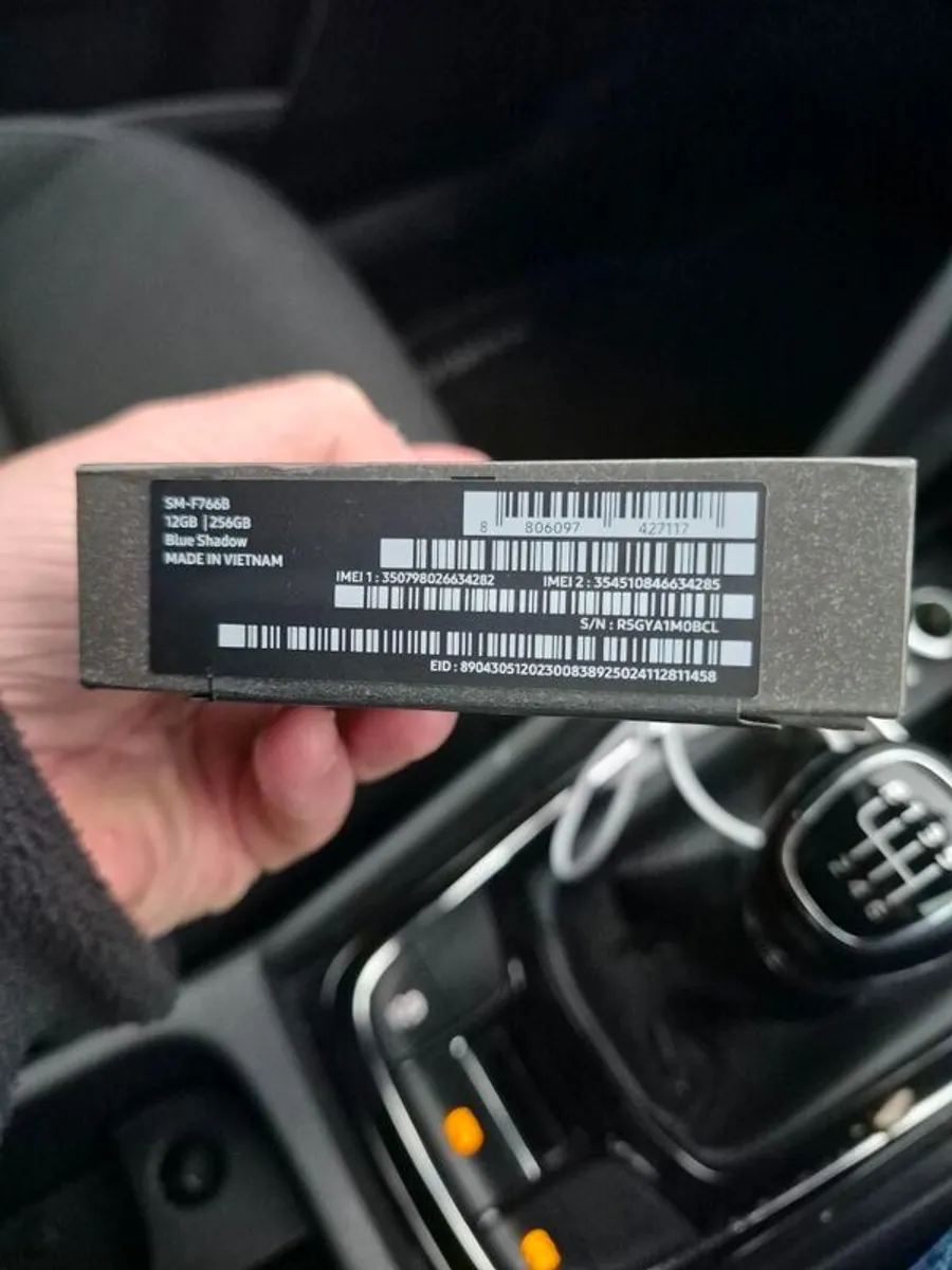 Samsung ZFlip 7 Blue 256gb 12gb Brand New 2 Year Samsung Warranty Open to Trade or Swap. - Image 3