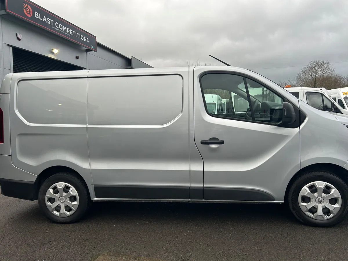 Renault Trafic  2023- GREY - Image 3